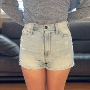 hollister co. | high rise light wash denim shorts